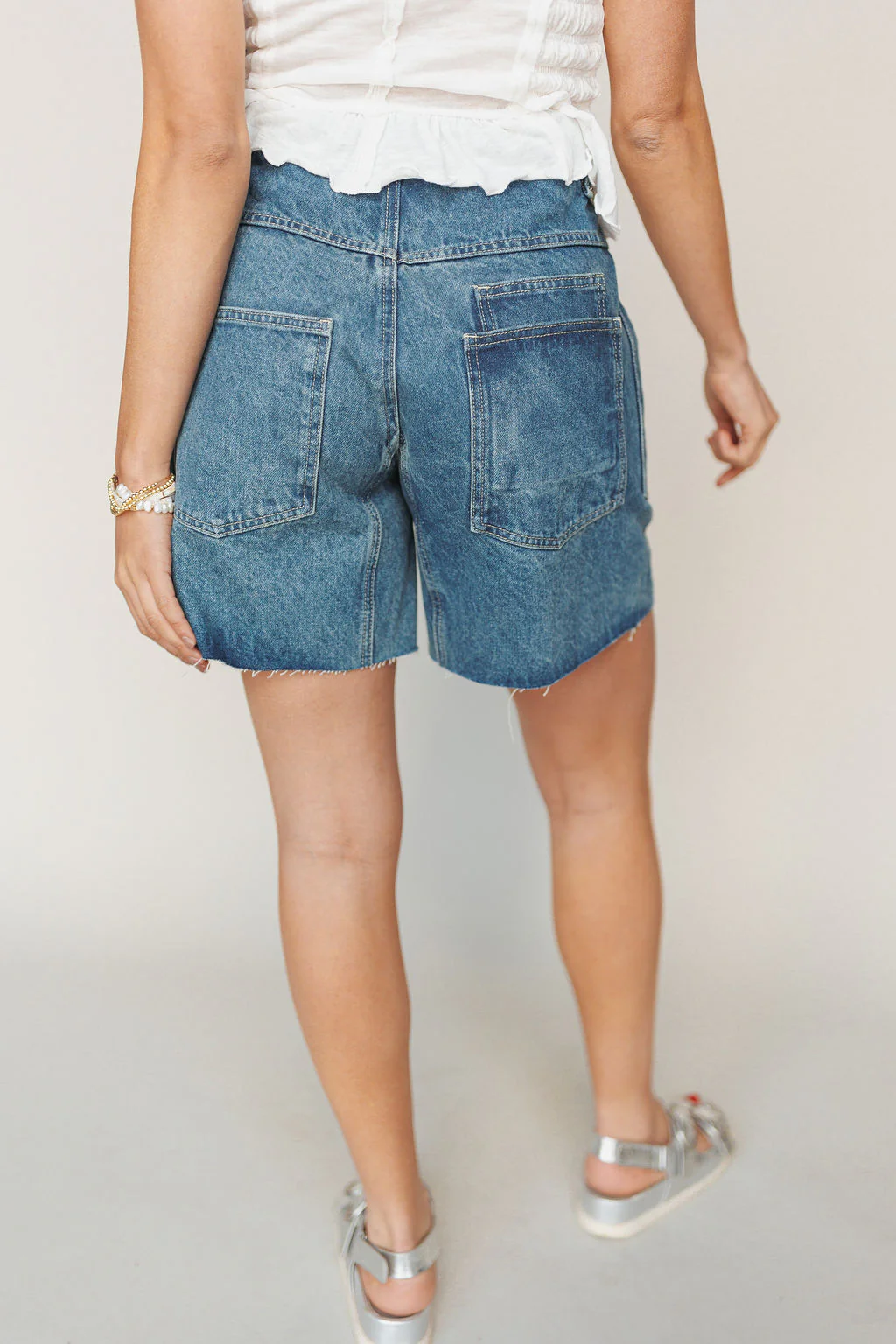 Joey Barrel Shorts In Medium Wash - Image 3